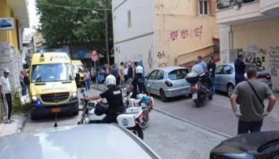 Uomo armato di ascia attacca i dipendenti all&#039;interno di un ufficio delle imposte a Kozani in Grecia. Il video shock