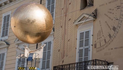 Parma - Smontata la grande sfera oro - FOTO