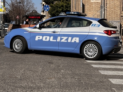 Polizia di Stato –  Non vuole pagare 18 euro e aggredisce rider. Arrestato immediatamente dalle Volanti