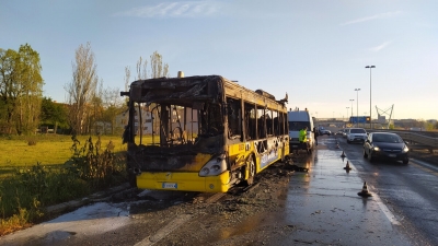 Autobus prende fuoco, tangenziale in tilt