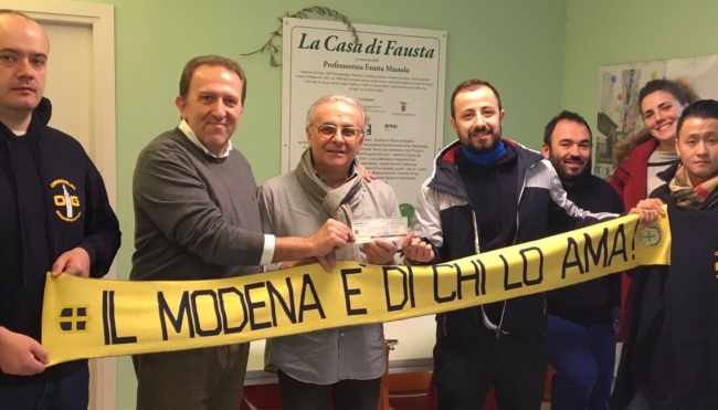 Orgoglio Geminiano e Azionariato Popolare Modena Sport Club consegnano l&#039;assegno con i fondi raccolti per il reparto di Oncoematologia Pediatrica di Modena