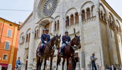 Polizia a cavallo in centro a Modena - repertorio