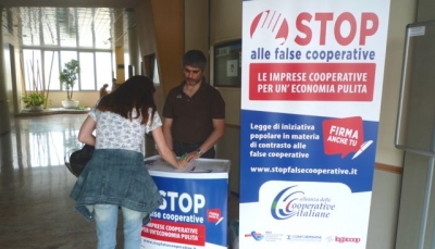 Centinaia di modenesi firmano contro le false cooperative