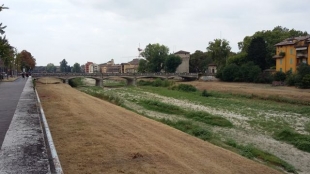 Quasi conclusi i lavori di sfalcio e pulizia nel tratto urbano del torrente Parma.