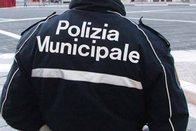 Modena - Girava con una pistola in tasca: denunciato per procurato allarme