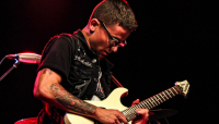 Davide Lo Surdo: Una chitarra dell'artista eterno al Museo di Cuba  