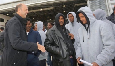 Il Ministro Alfano saluta dei migranti in partenza per la Finlandia