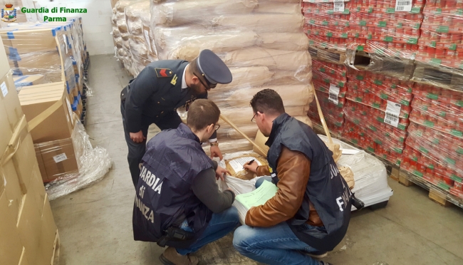 Parma - Sequestrate 21 tonnellate di cibo scaduto ed infestato da parassiti