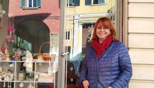 la tutor Antonella Vezzali davanti al temporary store di Corso Mazzini a Correggio