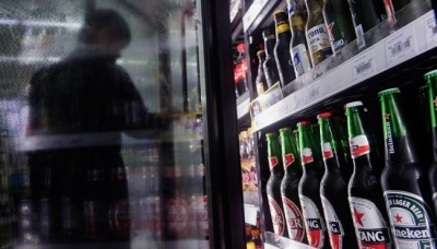Vende birra in bottiglia di vetro oltre le 22, maxi multa per un minimarket
