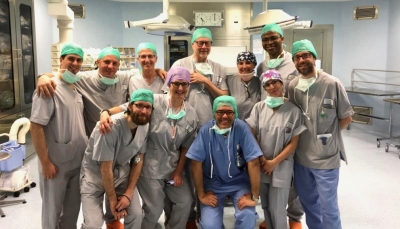 Il dottor Frattini, i medici e l&#039;equipe di supporto nel comparto operatorio di Guastalla