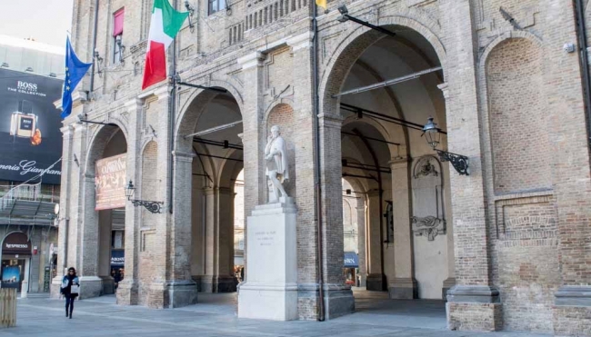 Concluso il restauro della facciata del municipio di Parma