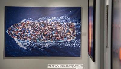 il barcone dei migranti fotografato dal cielo: un’immagine che ha fatto storia e ha vinto numerosi premi come il prestigioso World Press Photo