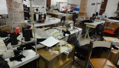 Carabinieri di Carpi, denunciato un imprenditore per sfruttamento di manodopera clandestina e chiuso un laboratorio tessile.