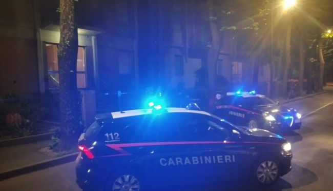 Carabinieri: denunciati 2 giovani per furto su auto 