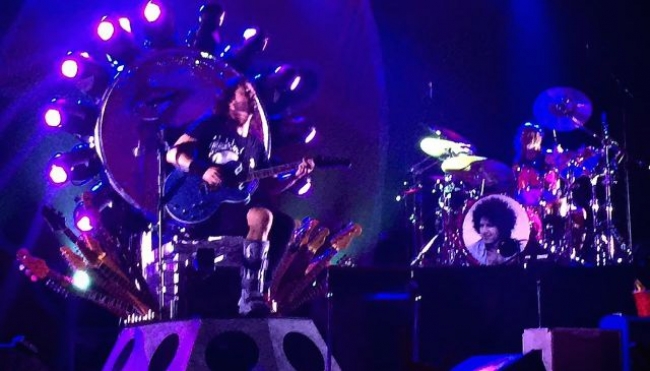 I Foo Fighters aprono il tour a Cesena e dopo il concerto Dave Grohl festeggia coi &quot;millini&quot;
