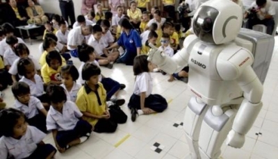 Robot in classe insieme agli insegnanti