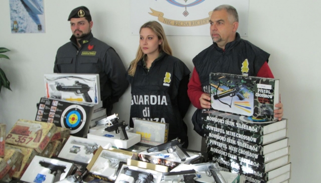 Guardia di Finanza di Rimini - sequestrati 47.000 articoli di cui 103 pistole a gas - Video