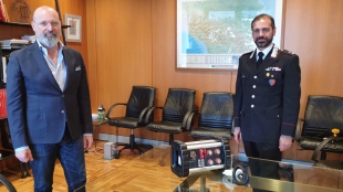 I Carabinieri consegnano al presidente Bonaccini cinque ventilatori polmonari sequestrati dai Nas di Parma
