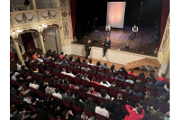 Circa 650 ragazzi e ragazze al Teatro Filodrammatici di Piacenza per lo spettacolo “Vuoto di memoria” di e con Tiziano Ferrari e Livio Remuzzi