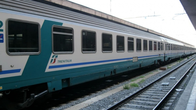 Piacenza, attraversa a piedi i binari e blocca i treni sulla Milano-Bologna
