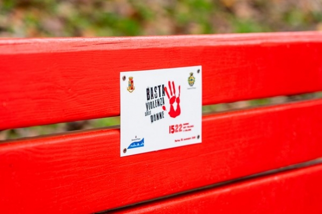 25 novembre 2021: inaugurata la seconda panchina rossa di Parma al Parco 1^ Maggio