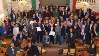 Premiata la Nazionale del Re dei Formaggi. Nella foto i 40 casari che hanno preso parte ai World Cheese Awards e sono stati ricevuti in Sala del Tricolore a Reggio Emilia.