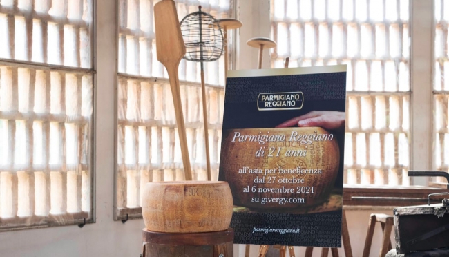 Il Parmigiano Reggiano mette all’asta una forma di 21 anni per un fine sociale al World Cheese Awards