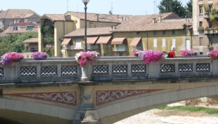 Controlli della polizia municipale nel greto del torrente Parma.