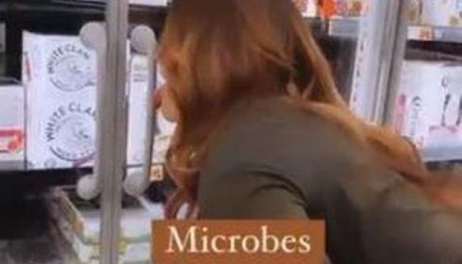 &quot;I batteri rafforzano il sistema immunitario&quot; - Una donna americana lecca mezzo supermercato