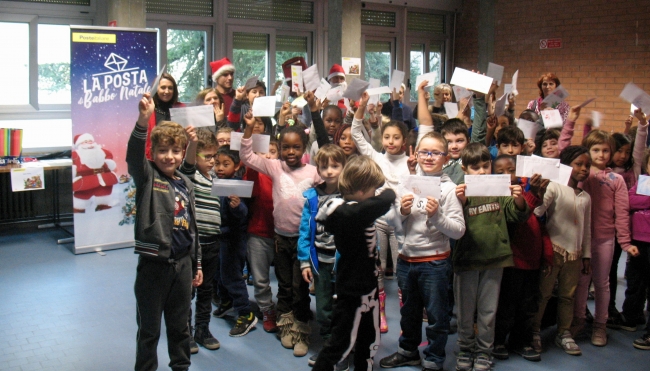 Modena - I bambini della scuola primaria San Giovanni Bosco hanno consegnato le loro letterine al postino di Babbo Natale