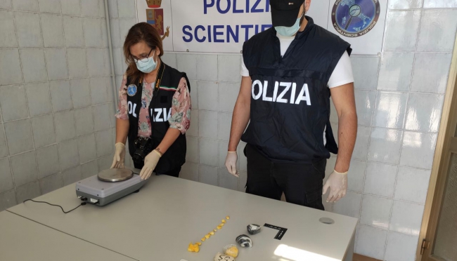 Contrasto al traffico di stupefacenti: la polizia arresta un 26enne italiano con oltre 200 grammi di cocaina.