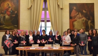 Basta violenza dulle donne: a Parma Natalia Aspesi e il Teatro Regio illuminato di rosso