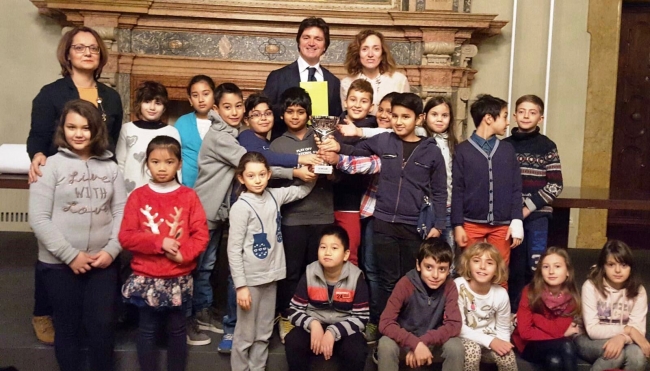 Marco Vinicio Zanella, Responsabile Area Commerciale Bologna UniCredit, con i bambini e le maestre della IV B della Scuola Primaria Costa di Bologna