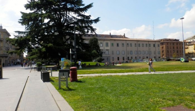 Parma, Piazzale della Pace: loro spacciano mentre i bambini giocano