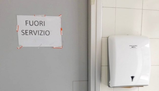 bagno pubblico di Parma fuori servizio