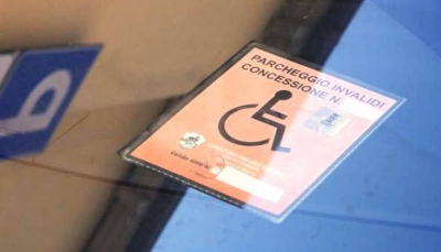 Scoperti 42 “furbetti” del pass disabili. Tra loro anche chi utilizzava il permesso di parenti defunti