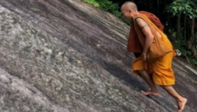 Il monaco buddista si arrampica scalzo e a mani nude davanti a scalatori sconvolti - VIDEO