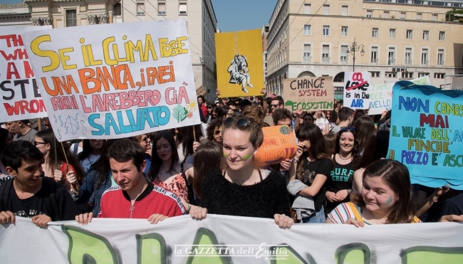 Fridays For Future: i giovani di Parma tornano in piazza contro il riscaldamento globale - FOTO