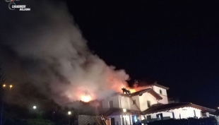 Incendio in una villetta a schiera, una famiglia messa in salvo dai Carabinieri