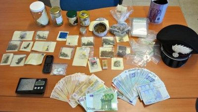 Novi di Modena - Nascondeva in casa un vasto assortimento di droghe: 25enne arrestato