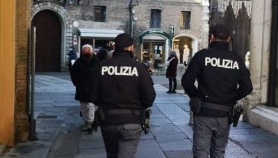 Modena: impugna e spara con una pistola scacciacani per festeggiare il Capodanno, subito fermato dalla Polizia di Stato.