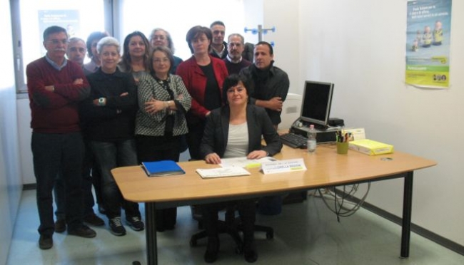 Nelle foto la responsabile Lorella Brasini (seduta) con i direttori dei centri di recapito del Modenese    