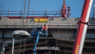 Demolizione del ponte Morandi, la discesa a terra della prima trave - Video