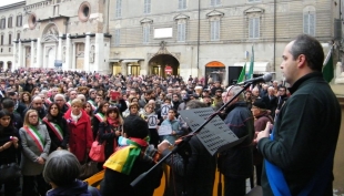 La manifestazione di solidarietà al popolo francese e contro il terrorismo in Piazza Prampolini