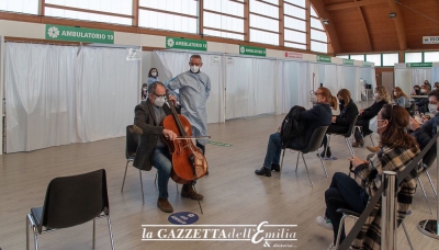 Il Violoncello di Massimo Tannoia allieta l&#039;attesa al Polo Vaccinale di Moletolo