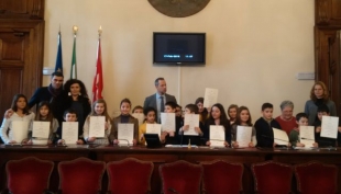 Piacenza, gli alunni della classe 4° C della scuola primaria Pietro Giordani in Municipio