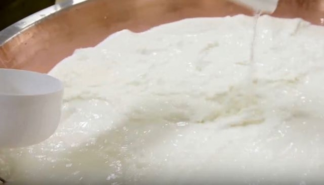 Lavorazione in caldaia del latte per il Parmigiano Reggiano