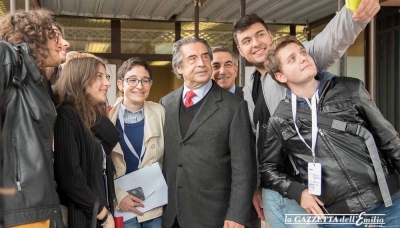 il Maestro Riccardo Muti con alcuni studenti di Ingegneria di Parma