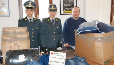 GDF Reggio Emilia - donati alla CARITAS i capi di abbigliamento provento di reato - video